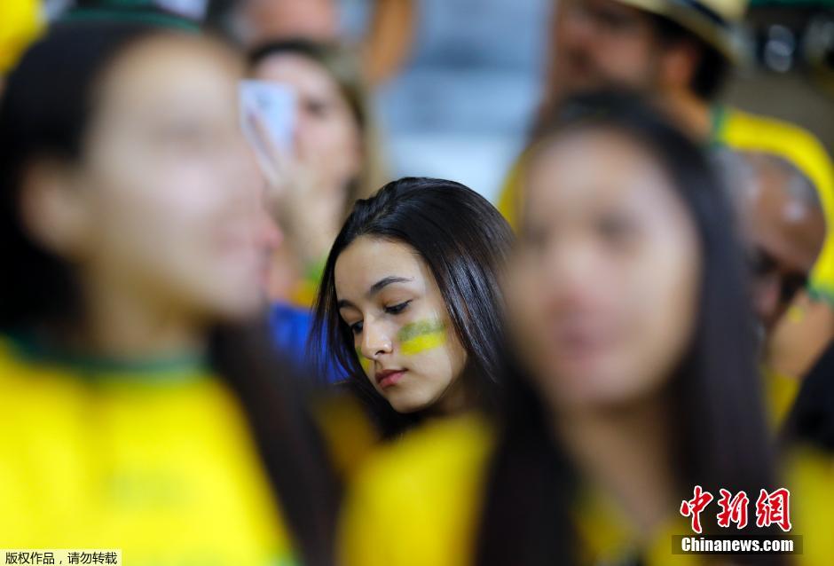 巴西队1-7惨败德国 球迷痛哭