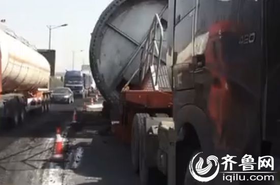 济南绕城高速西线32吨油罐车爆炸 引燃周边两辆