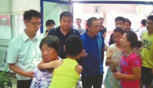 济南失联男子绑架女友6岁外甥 民警以身拦车救人_山东频道_凤凰网