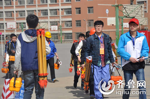 山东春季高考技能考试火热进行 考生按手印审