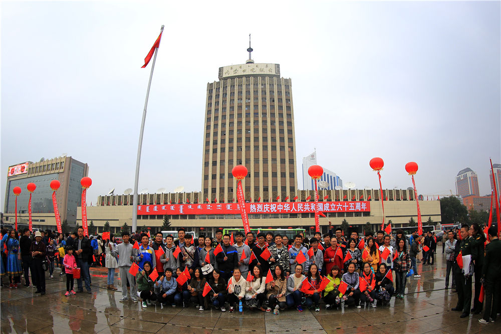 内蒙古首府举行国庆升旗仪式