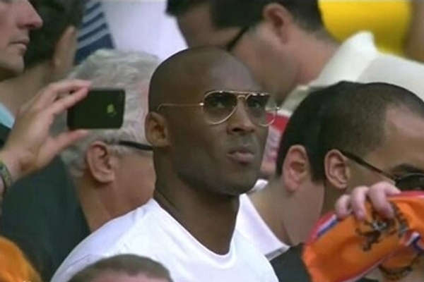 科比现场观战目睹5-1 飞侠加入荷兰球迷阵营(图