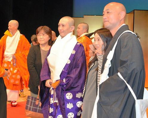 日本奈良举行最美僧侣时装秀(图)