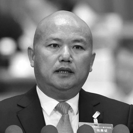 澳门官员财产公开:赌王四太成政界首富