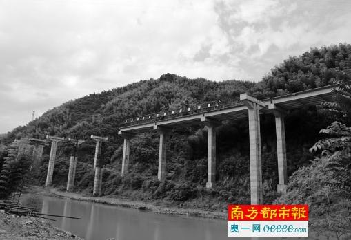 湖南常安高速烂尾长满野草 牵涉塌方式腐败案