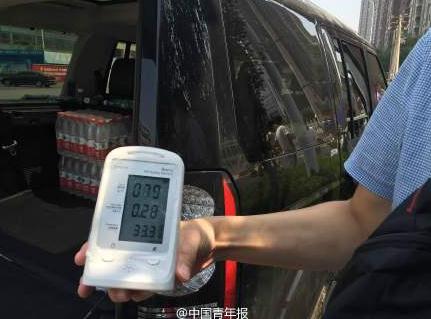 志愿者在天津爆炸事发地两公里检测空气质量 