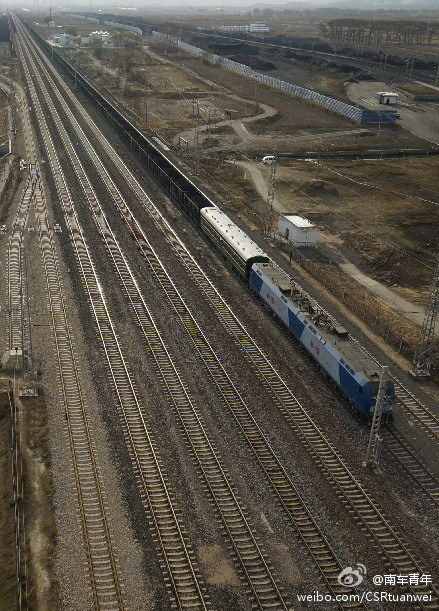 中国成功实现3万吨重载列车试运行:总长近400