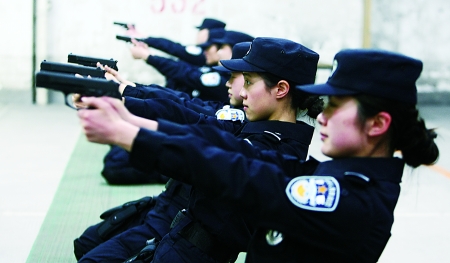 揭秘重庆女子特警:枪上吊手榴弹进行力量训练