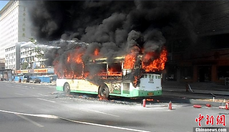 18日下午，武汉585路公交车自燃引发大火，数十乘客逃生。据悉，公交车从尾部发动机处蹿出火苗，并迅速蔓延，司机靠边停车，打开车门疏散人员。