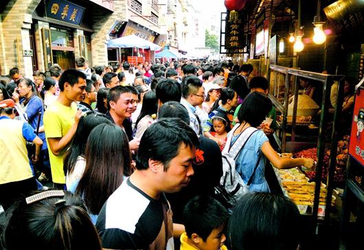 图为：以早点丰富而闻名的武昌户部巷，上午10点多，食客摩肩接踵。
