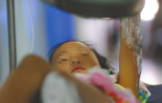 在武警四川省消防总队医院，佳佳的病床与妈妈的病床有5米远左右，为了能多看妈妈一眼，她不时挪动着身子，呼喊“妈妈”。