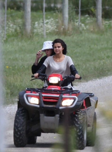 比伯赛琳娜如胶似漆复合 共乘一车搂腰摸臀