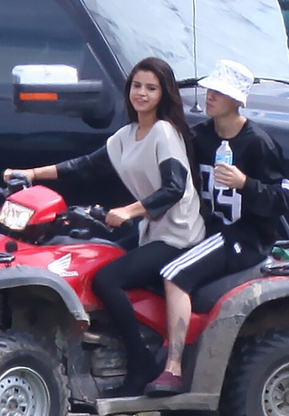 比伯赛琳娜如胶似漆复合 共乘一车搂腰摸臀_河南频道_凤凰网