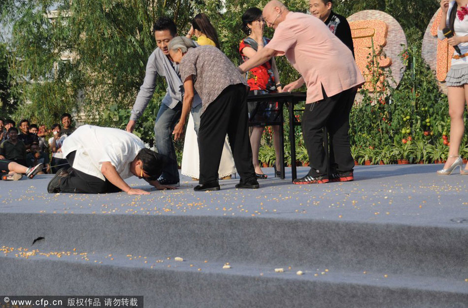 毕福剑节目现场捶地痛哭[高清大图]