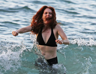 好莱坞女星海中戏水遭巨浪突袭