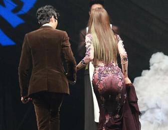 薛凯琪穿大尺度透视装登台领奖