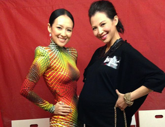 章子怡与蔡少芬后台顶肚“比武”