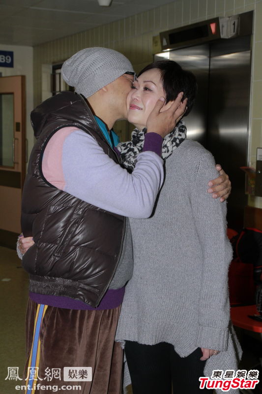 2013年2月22日，香港，欧阳震华因患上急性肺炎，入院治疗12天，22日终于精神抖擞地出院。中午12时15分，欧阳震华穿上便服自行步出病房，还笑着向传媒打招呼，并接受访问。 
