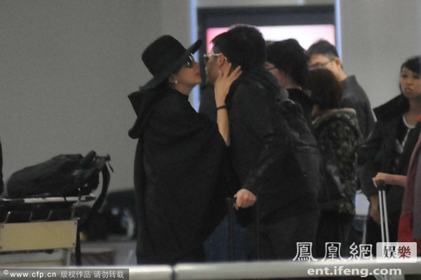 刘嘉玲机场偶遇丁子高 热聊后吻别(图)