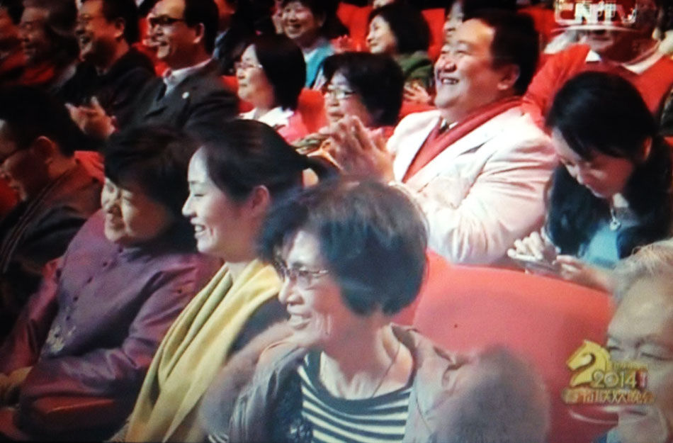 2014央视春晚冯巩小品时段，“笑脸哥”再次出镜，第16年坐在观众席看春晚。