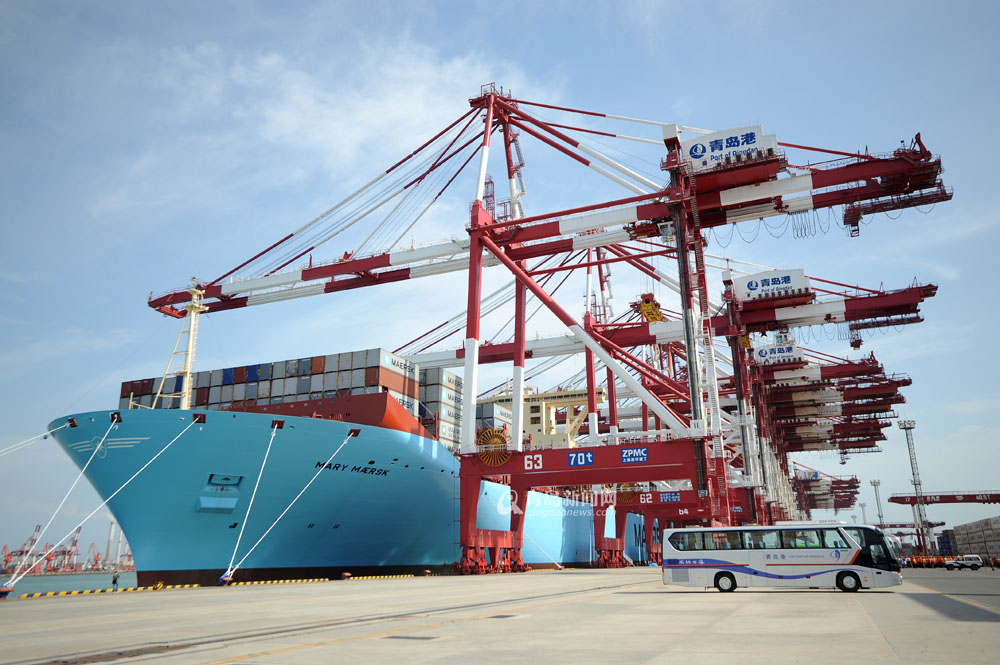 全球最大货轮泊青岛港 甲板堪比4个足球场(图)_频道_凤凰网