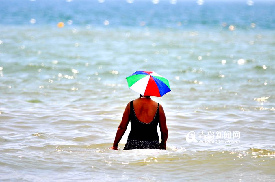 青岛夏日海滩变秀场 比基尼美女pk脸基尼大妈(图)
