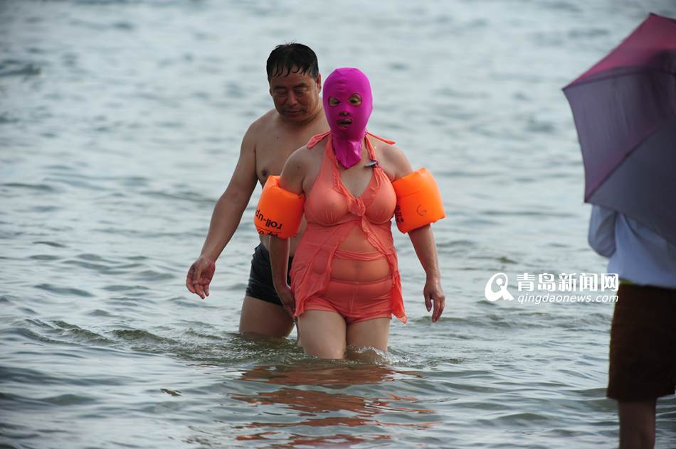 青岛夏日海滩变秀场 比基尼美女pk脸基尼大妈(图)