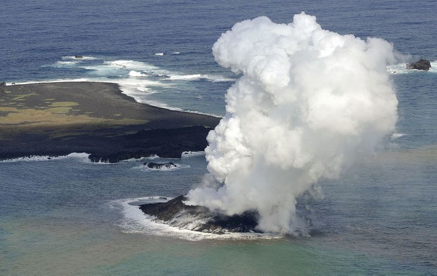 11月20日，由于火山爆发，日本西之岛东南约500米的海上出现一座小岛，直至21日仍旧蒸气腾腾。图片来源：韩国《中央日报》据韩国《中央日报》11月22日报道，当地时间11月20日下午，由于火山爆发，日本西之岛东南约500米的海上出现了一座直径约200米、海拔约20米的岛屿。据悉，西之岛位于小笠原群岛父岛以西130公里左右，是一座无人岛。日本海上保安厅21日派出飞机持续在上空监视，并呼吁船只对火山活动保持警戒。日本海上保安厅透露，今后将派遣巡视船进行测量，并有可能将新小岛加入到日本的海洋地图。