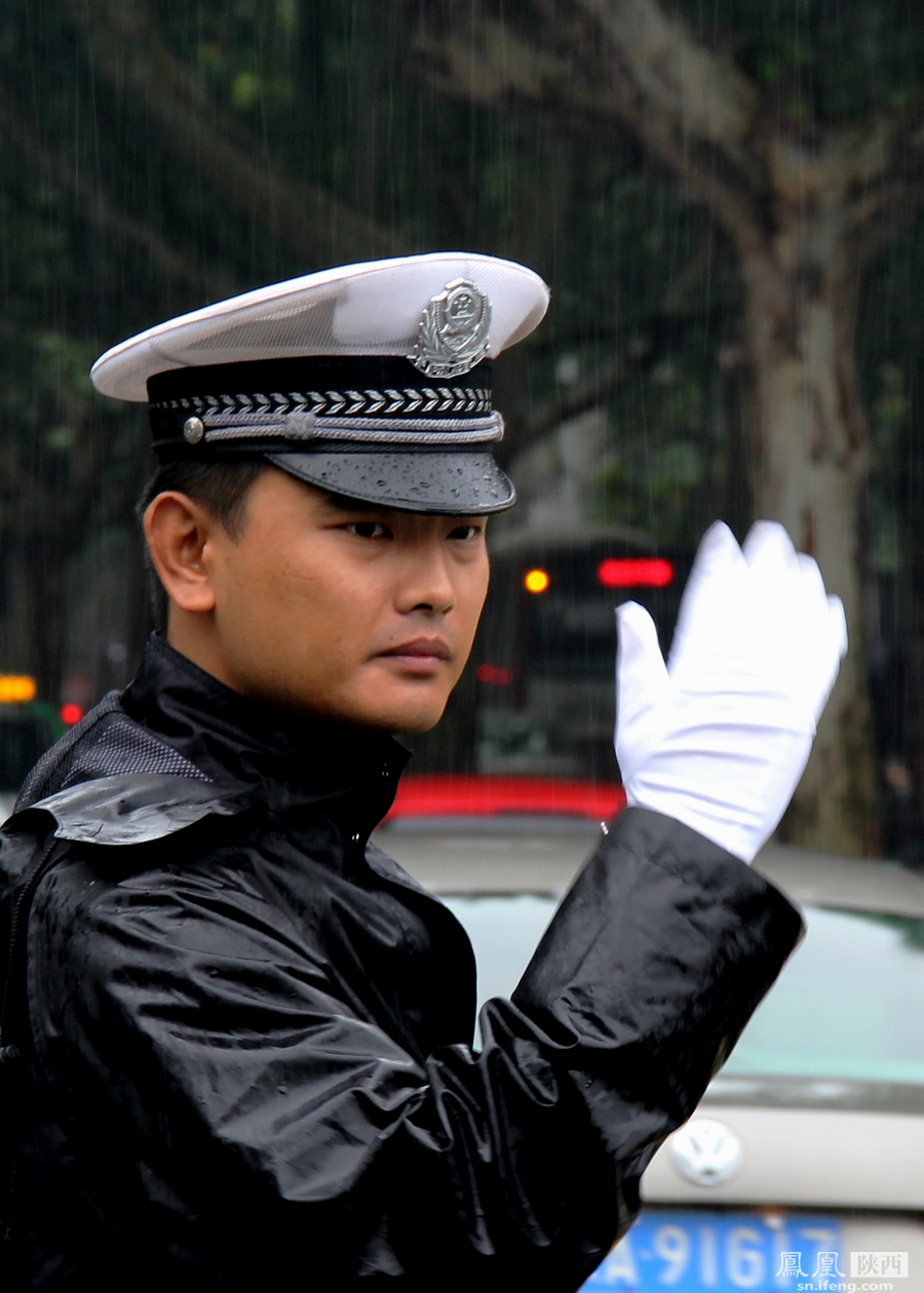 西安市交警支队交警冒雨执勤 市民道声:辛苦了