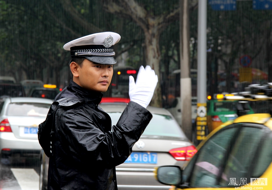 西安市交警支队交警冒雨执勤 市民道声:辛苦了