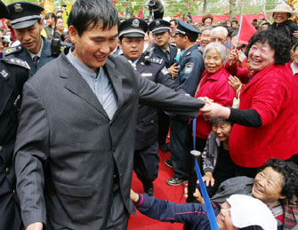 大衣哥参加活动 引粉丝簇拥