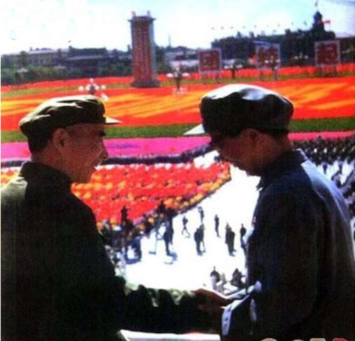 林彪珍贵老照片：1966年国庆江青伸出双手握手