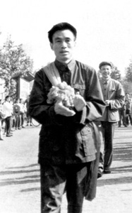 前政治局常委贺国强文革时劝同学撕极左大字报