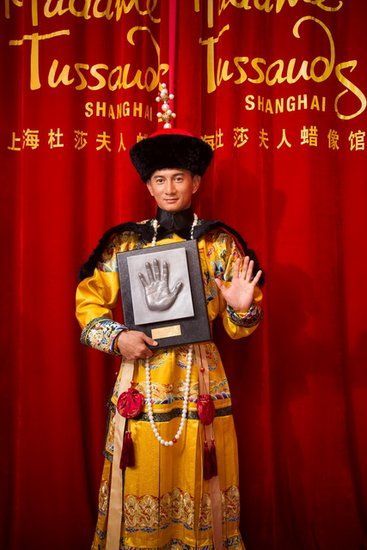 吴奇隆穿龙袍为雍正蜡像揭幕 笑称要与甄嬛见面