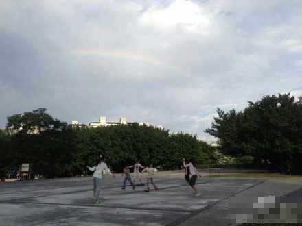 小s代言风波后携女儿外出 巧遇彩虹(图) 