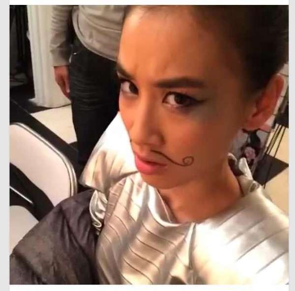 杨子晒黄圣依萌照 画小胡子显可爱(图)