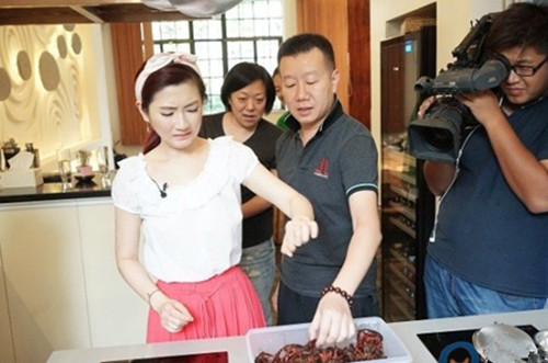 Selina做饭紧张眼泛泪光 数度闭眼尖叫(图)