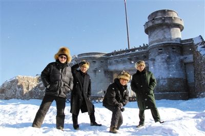 开机现场，徐克、于冬、黄建新、黄宏（左起）在人造雪景中“撒欢”。