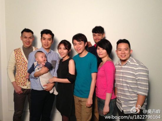 苏打绿全员合影 家凯儿子偷瞄吴青峰