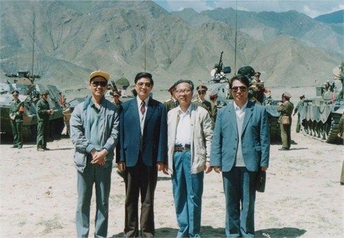 前中共总书记胡锦涛在西藏 与坦克装甲部队合