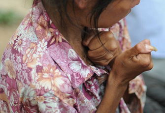 兄妹居深山20年几失语 双手退化如鸟爪