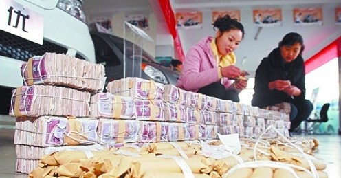 <<点击浏览上一张 乌鲁木齐市民用400捆五毛纸币买车