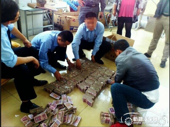 <<点击浏览上一张 乌鲁木齐市民用400捆五毛纸币买车