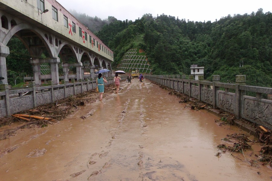 中国南方多地遭暴雨袭击引发洪灾