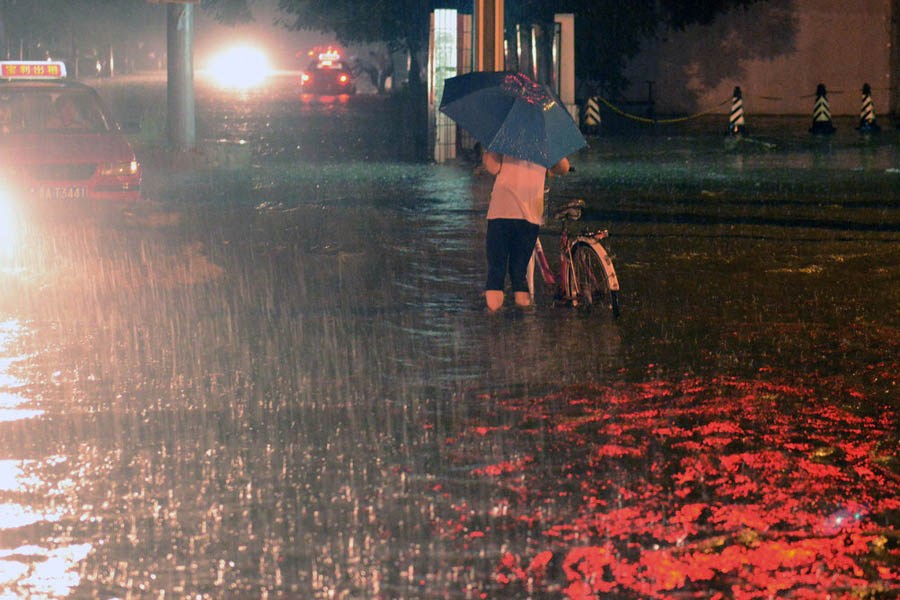 暴雨夜灌太原 多处道路被淹