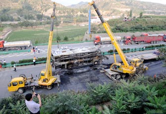 延安特大车祸肇事车被清出高速路