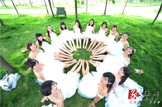 湖南城市学院美术与艺术设计学院10级4班的女生们拍摄的“不一样的婚纱毕业照”。