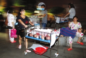湖南省儿童医院起火 父母抱着孩子举吊瓶撤离