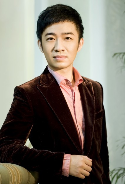歌曲音阶的高低攀爬间,他似乎用尽全身力气演唱一字一句,将迷