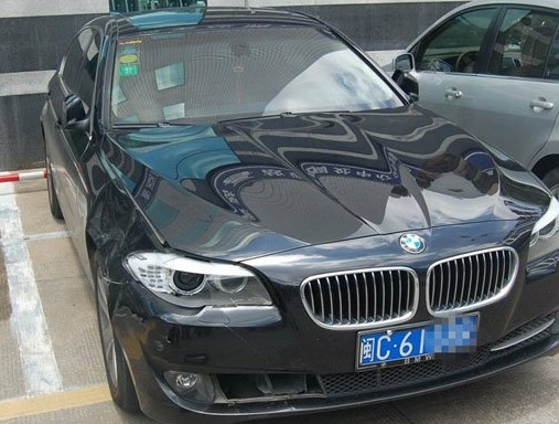 南安豪车凌晨撞死过路女 男子肇事逃逸后自首